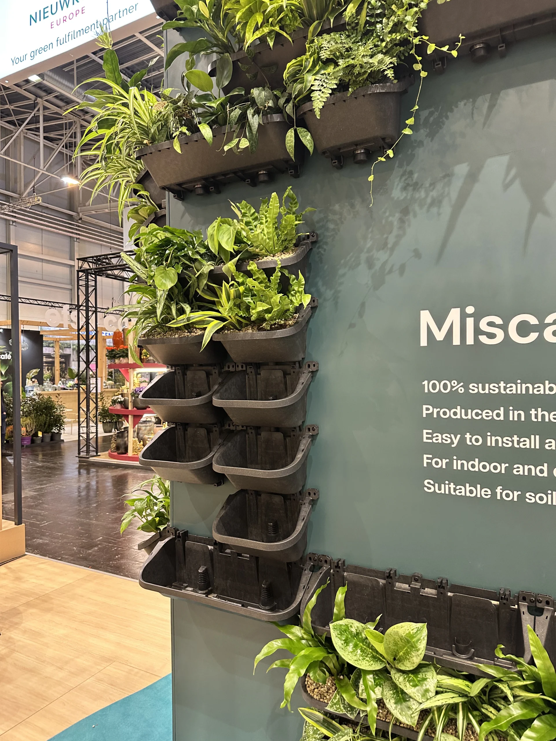MiscaWall modulair groenwandsysteem — biobased trays met planten op de wand
